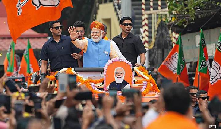 PM Modi: “జై భజరంగబలి” నినాదాల మధ్య ప్రధాని మెగా రోడ్ షో..