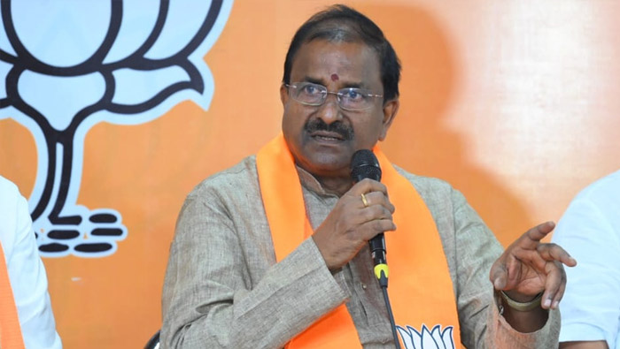 Somu Veerraju : కేంద్రం ఇచ్చే పథకాలను.. తమ సొంత పథకాలుగా చెప్పుకుంటున్నారు..