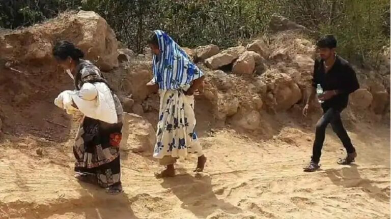 Tamilanadu: కంటతడి పెట్టిస్తున్న ఘటన.. బిడ్డ శవాన్ని 10 కిమీ మోసుకెళ్లిన తల్లి..