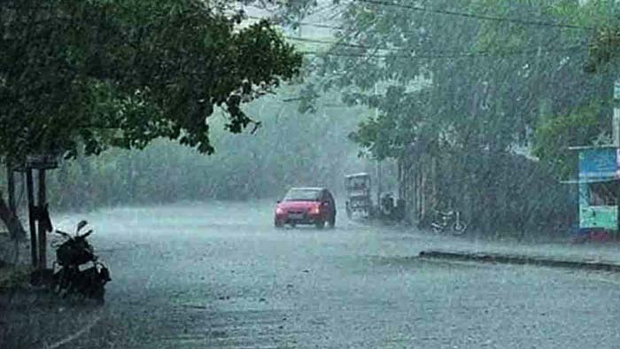Rains: నేడు ఈ జిల్లాల్లో భారీ వర్షాలు.. 50 కి.మీ.వేగంతో ఈదురుగాలులు వీచే అవకాశం
