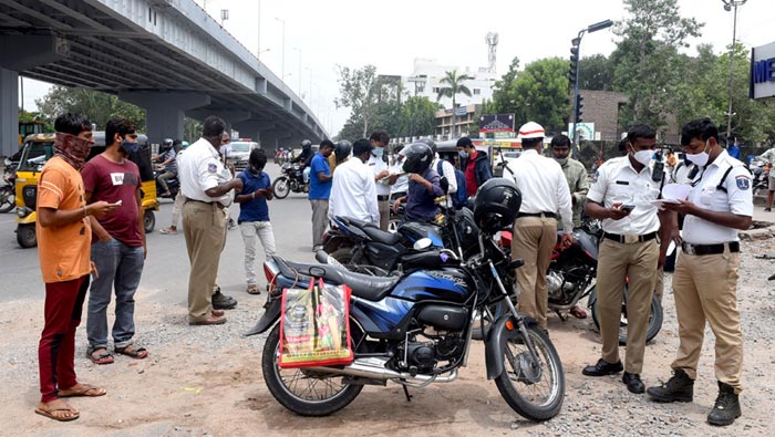 POLICE : హైదరాబాద్ లో నెంబర్ ప్లేట్స్ లేని వాహనాలపై పోలీసుల నజర్