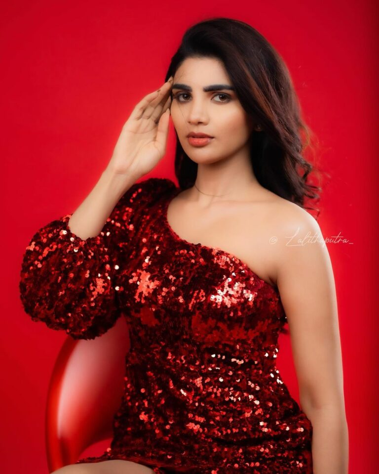 Jabardasth Varsha : ఇంత ఎర్రగా ఉంటే ఎలా పాప.. కుర్రాళ్లు ఊరుకుంటారా