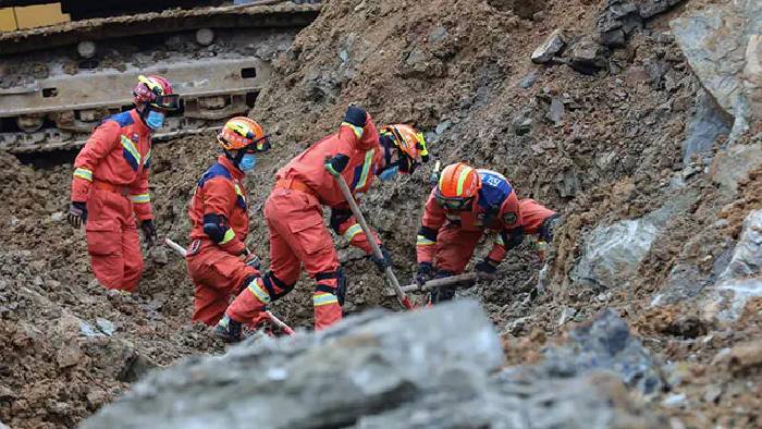 China: కొండచరియలు విరిగిపడి 14 మంది మృతి