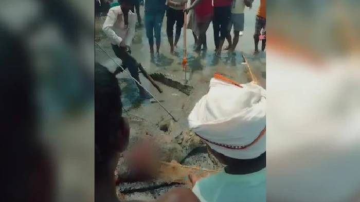 Crocodile Attack: కొత్త బైక్ కొన్న ఆనందం ఆవిరైంది.. గంగా జలం కోసం వెళ్తే మొసలికి ఆహరమయ్యాడు..