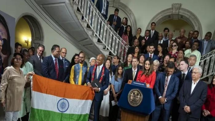 New York: న్యూయార్క్ లో ఇకపై  దీపావళి నాడు స్కూళ్లకు హాలిడే.. ప్రకటించిన మేయర్