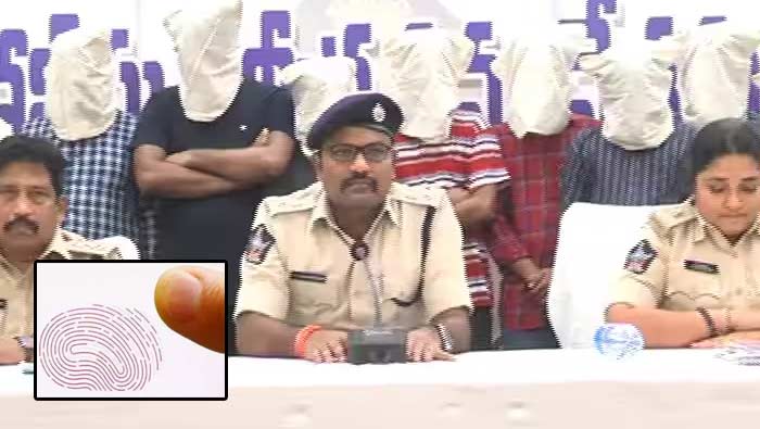Duplicate Finger Prints: వేలిముద్రలు సేకరించారు.. రూ.51 లక్షలు దోచేశారు..!