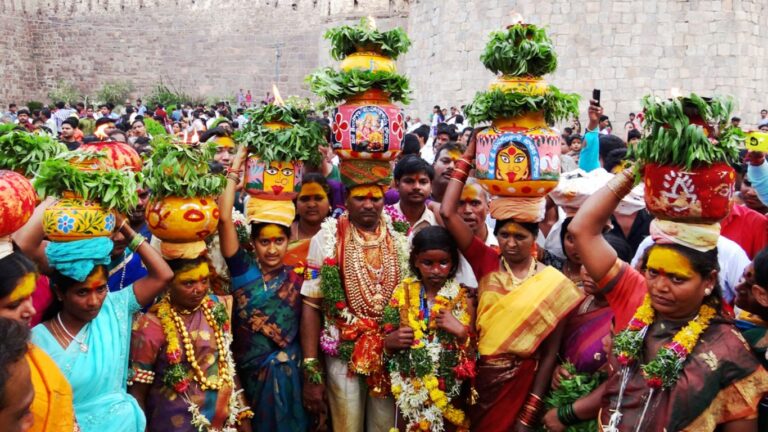 Ashada Bonalu 2023: నేటినుంచే ఆషాడ బోనాలు షురూ.. గోల్కొండ అమ్మవారికి తొలి బోనం!