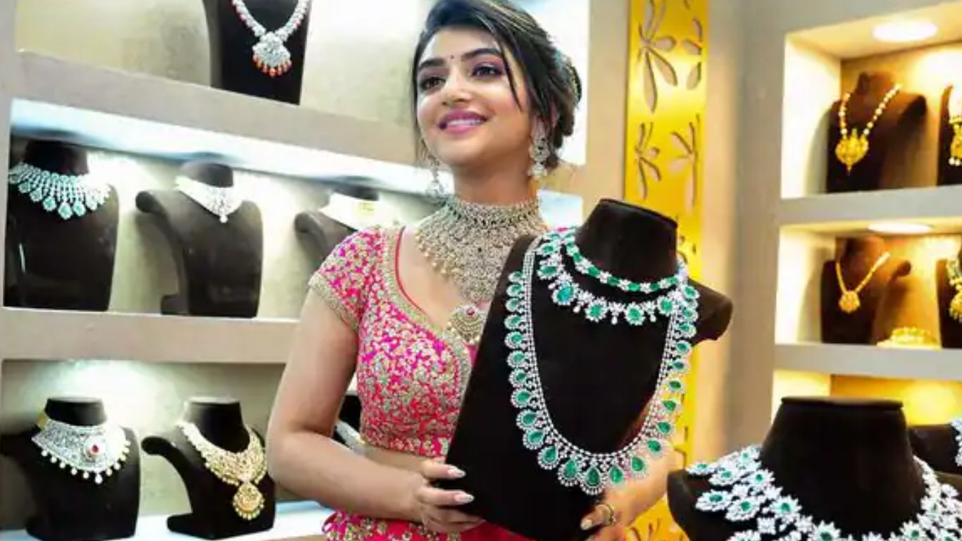 Today Gold Price: స్వల్పంగా తగ్గిన బంగారం ధరలు.. తెలుగు రాష్ట్రాల్లో తాజా రేట్స్ ఇవే!