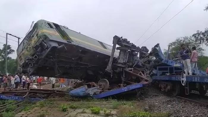 Goods trains collide: గూడ్స్ రైళ్లు ఢీ.. పట్టాలు తప్పిన 12 బోగీలు..