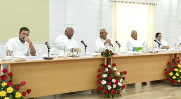 Opposition Meet: 2024 ఎన్నికల్లో కలిసి రానున్న ప్రతిపక్షాలు.. పాట్నా మీటింగ్‌లో ఏం జరిగింది ?