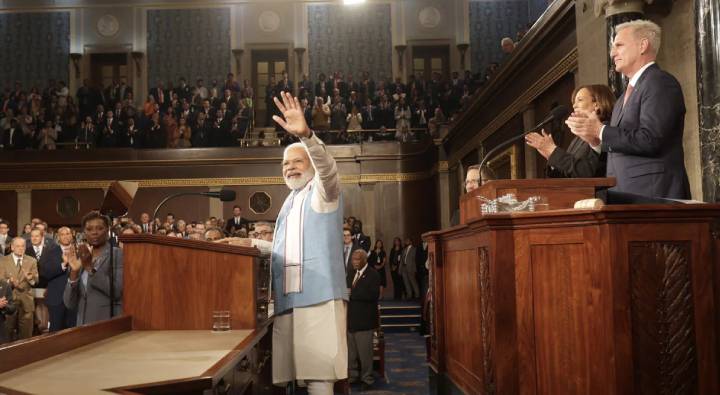 PM Modi Speech: 58 నిమిషాల్లో 79 సార్లు చప్పట్లు.. పార్లమెంట్‎ను ఊపేసిన మోడీ మేనియా