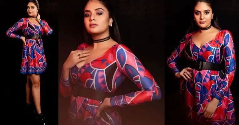 Sreemukhi: పొట్టి గౌనులో పరవాల విందు చేస్తున్న బుల్లితెర రాములమ్మ..