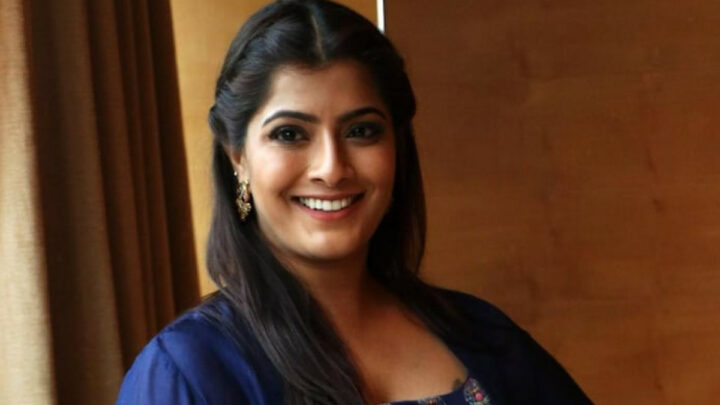 Varalakshmi Sarathkumar :నా వాయిస్ బాగోలేదంటూ నాకు డబ్బింగ్ చెప్పే ఛాన్స్ కూడా ఇవ్వలేదు..