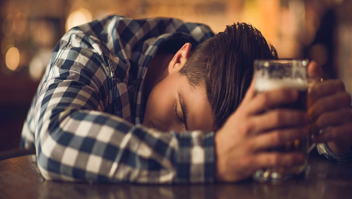 Viral News: తాగితే లోకమే మరిచిపోతారా.. తాగిన మత్తులో.. అలా చేశాడు..!