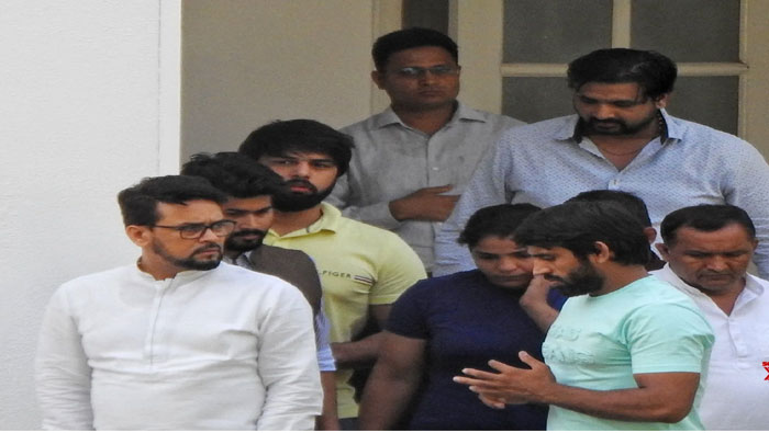 Wrestlers Protests: కేంద్రమంత్రి అనురాగ్ ఠాకూర్⁭తో ముగిసిన రెజ్లర్ల సమావేశం.. వివరాలివే..!