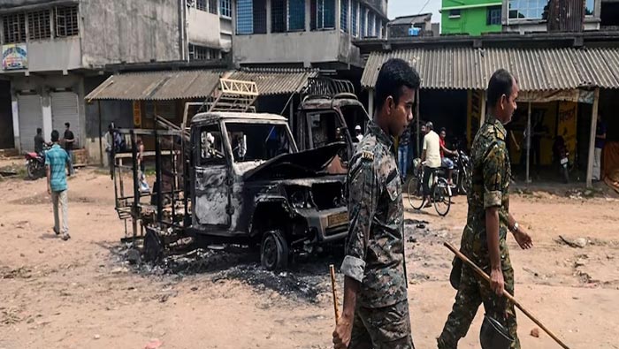 Bengal Violence: బెంగాల్‌లో పంచాయతీ ఎన్నికలకు ముందు హింస.. గవర్నర్‌కు నల్లజెండాలు చూపించిన TMC కార్యకర్తలు..