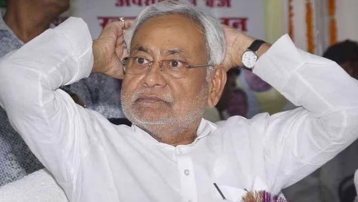 Bihar: బీహార్ సీఎంకు తప్పిన ముప్పు..  ఫుట్ పాత్ పైకి దూకి తప్పించుకున్న నితీష్