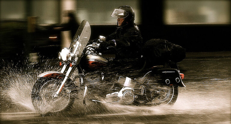 Lifestyle : వర్షాకాలంలో బైక్ పై వెళ్ళేవాళ్లు ఈ జాగ్రత్తలు తీసుకోవాలి..