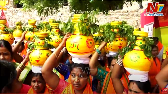 Golkonda Bonalu: గోల్కొండ అమ్మవారికి పట్టువస్త్రాలు, బంగారం బోనం సమర్పించిన మంత్రులు