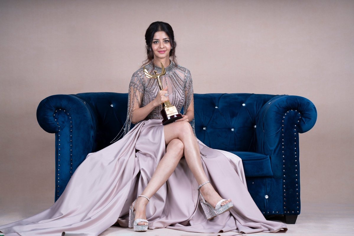 Pic talk :  బ్యూటిఫుల్ లెహంగాలో గార్జియస్ లుక్ లో  ఆకట్టుకున్న వేదిక..