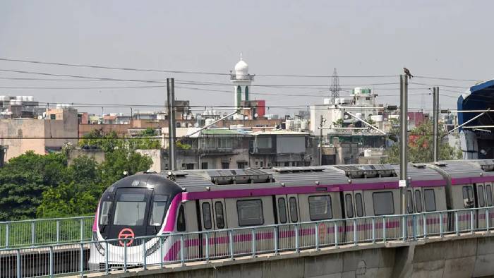Delhi Metro: ఢిల్లీ మెట్రో కీలక నిర్ణయం.. ప్రయాణికులు లిక్కర్ బాటిల్స్ తీసుకెళ్లేందుకు అనుమతి..