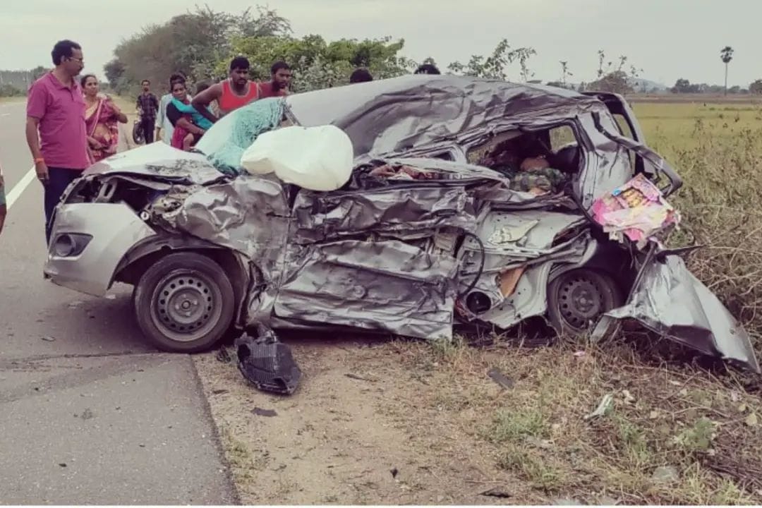 Telangana : ఘోర ప్రమాదం..కారుని ఢీకొన్న లారీ.. నలుగురు మృతి..