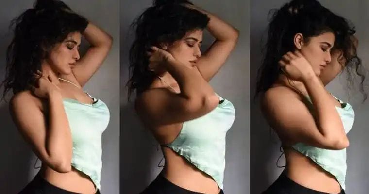 Kethika Sharma: సైడ్ యాంగిల్లో బ్లాస్టింగ్ పోజులతో మత్తెక్కిస్తున్న కేతికా శర్మ..