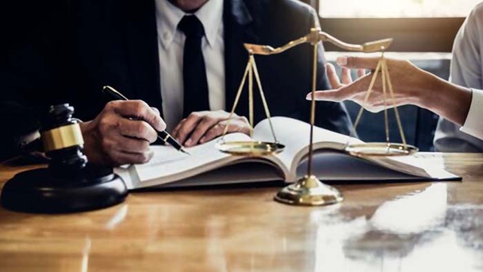 Lawyer Divorced: 138 జంటలను కలిపిన లాయర్.. భార్య నుంచే విడాకుల నోటీస్..!