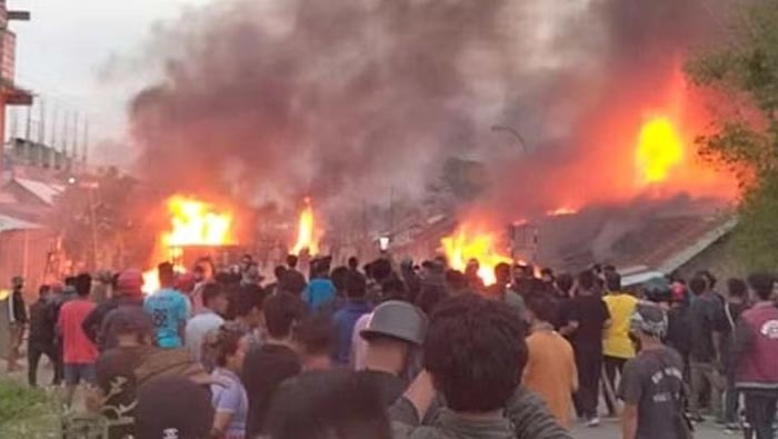 Manipur Violence: మణిపూర్ లో కొనసాగుతున్న  అల్లర్లు.. 10 మంది మృతి