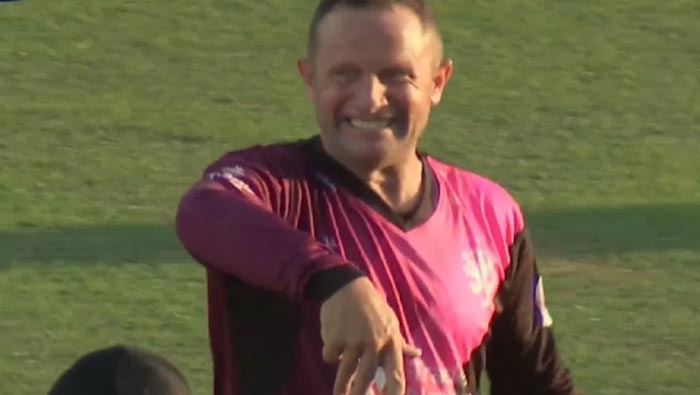 Vitality Blast: బంతిని ఆపే సమయంలో వేలికి గాయం.. వీడియో వైరల్..!