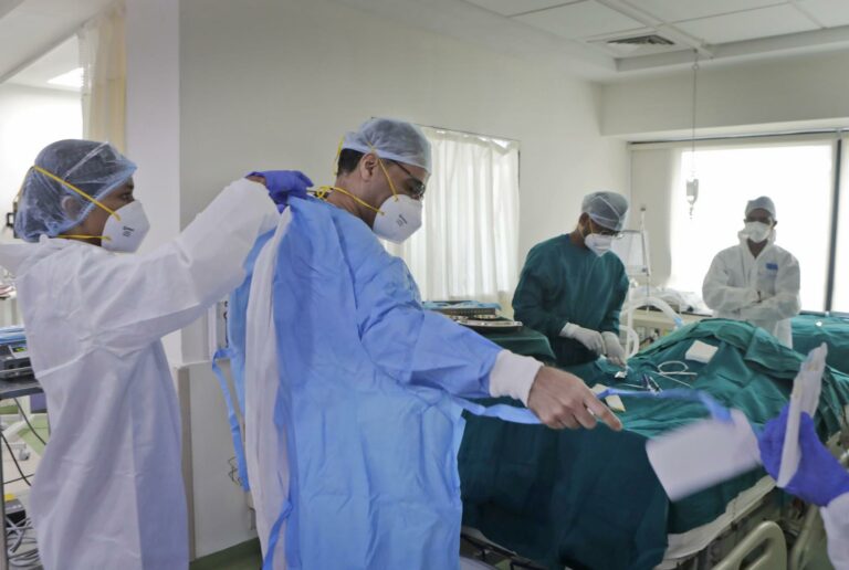 Mumbai : వైద్య చరిత్రలో మిరాకీల్..నాలుగు గంటలు శ్రమించి బ్రతికించారు..