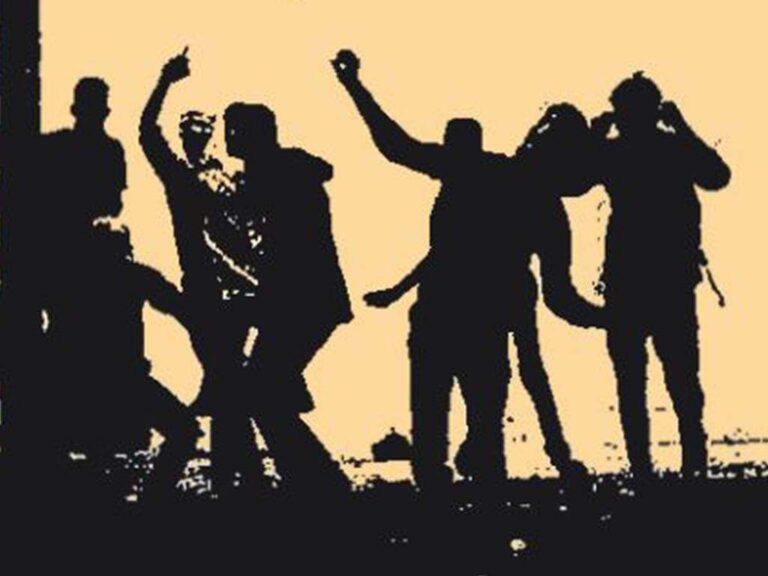 Andhra Pradesh: రెండు గ్రామాల మధ్య చిచ్చు పెట్టిన సెల్ ఫోన్.. కత్తులు, కర్రలతో దాడి..