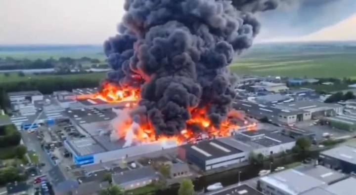Netherland Fire:  నెదర్లాండ్స్‌లోని ఇండస్ట్రియల్ పార్కులో భీకర అగ్నిప్రమాదం.. పేలిన సిలిండర్లు