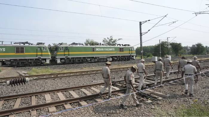 Odisha: గూడ్స్ ట్రైన్ కింద తలదాచుకుందామని వెళ్తే.. చక్రాల కిందపడి ఆరుగురు మృతి