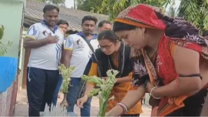 Odisha Train Tragedy: గుండ్లు కొట్టించుకుంటున్న బహనాగా ప్రజలు.. మృతుల ఆత్మలకు శాంతి కలగాలని పూజలు..