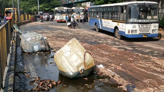 Oil Tanker Accident : మాసబ్‌ ట్యాంక్‌ వద్ద ఆయిల్‌ ట్యాంకర్‌ బోల్తా