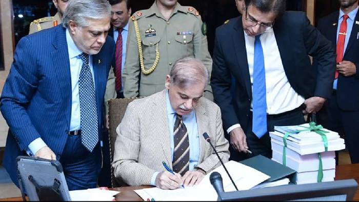 Pakistan: బడ్జెట్ ప్రవేశపెట్టిన పాక్.. సగం బడ్జెట్ అప్పులకే..