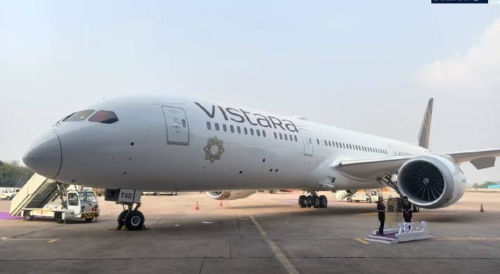 Flight Hijack : ముంబై – ఢిల్లీ విస్తారా ఫ్లైట్ హైజాక్.. ప్రయాణికుడు అరెస్ట్