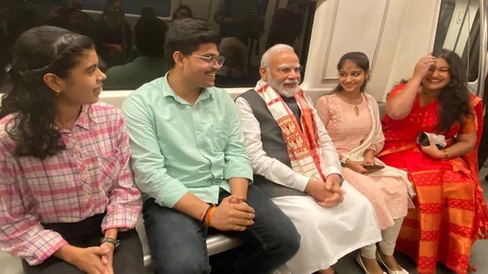 PM Modi: ఢిల్లీ యూనివర్సిటీని సందర్శించేందుకు మెట్రో ఎక్కిన ప్రధాని మోడీ