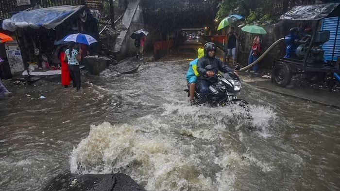 Rain Alert: మహారాష్ట్రలో భారీ వర్షాల వల్ల ఇద్దరు మృతి.. గుజరాత్‌లో రెడ్ అలర్ట్
