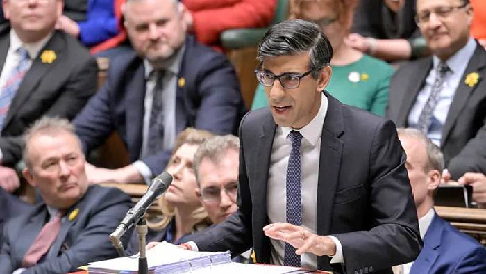 Rishi Sunak: మరోసారి వివాదంలో రిషి సునాక్.. ఈసారి “పెన్ను”పై వివాదం