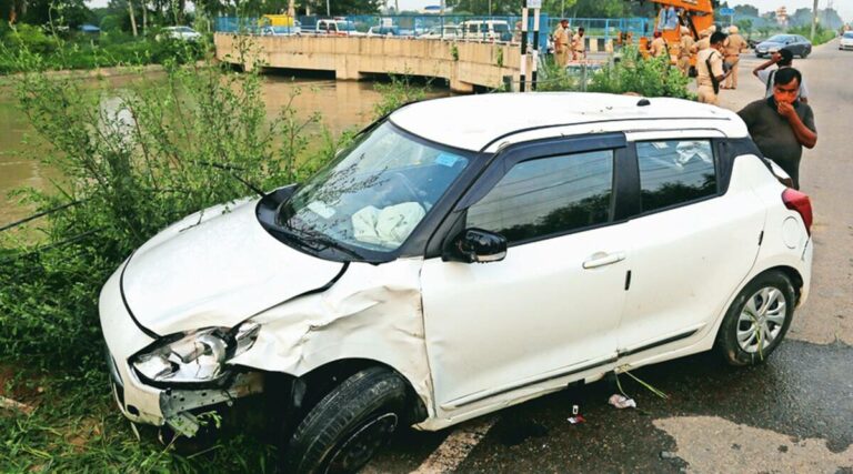 Hyderabad : శంషాబాద్ ఎయిర్ పోర్ట్ రోడ్డులో కారు బీభత్సం..