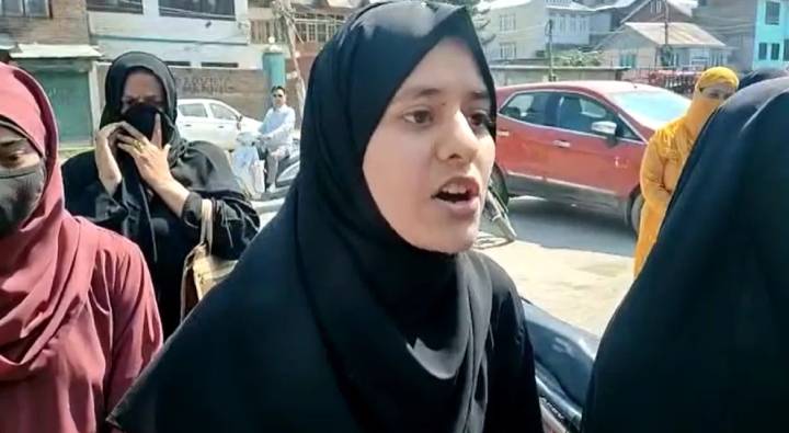Srinagar: హిజాబ్ ధరించారని స్కూల్లోకి రానివ్వని యాజమాన్యం.. ఆందోళన దిగిన విద్యార్థినులు