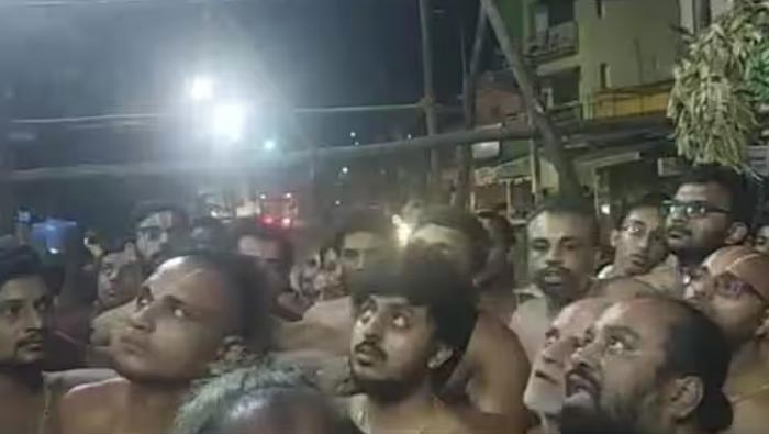 Iyer Clash In Kanchipuram: తమిళనాడులో కొట్టుకున్న అర్చకులు.. ఎందుకో తెలుసా..?