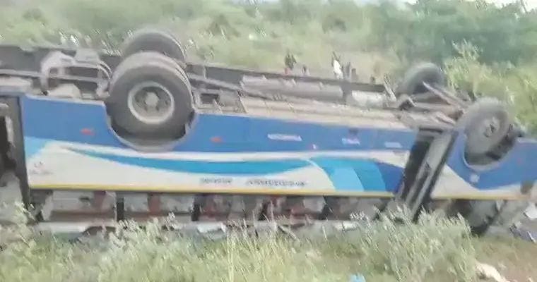 Tamilnadu : ఘోర రోడ్డు ప్రమాదం.. కారు, బస్సు ఢీ.. ఐదుగురు మృతి..