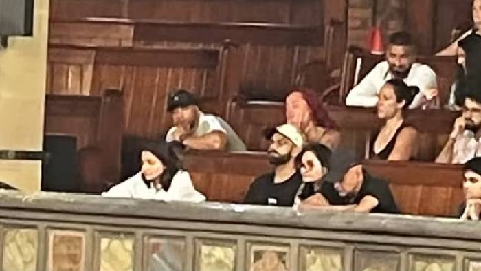 Virat Kohli: కృష్ణ దాస్ కీర్తనల్లో పాల్గొన్న విరాట్ కోహ్లీ, అనుష్క శర్మ.