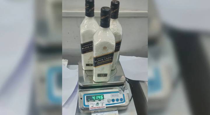 Drug Smuggling: విస్కీ బాటిళ్లలో 38 కోట్ల విలువైన కొకైన్‌.. ఎయిర్ పోర్టులో పట్టుబడిన కెన్యా మహిళ