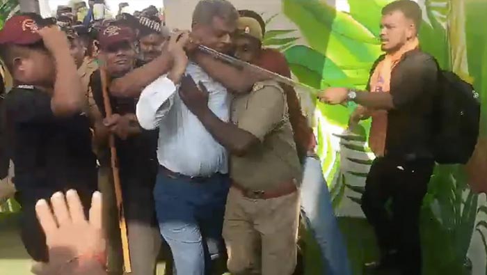 ABVP Attack On VC, Registrar: ఏబీవీపీ  నాయకుల వీరంగం..   వీసీ, రిజిస్ట్రార్‌పై దాడి.. అడ్డొచ్చిన పోలీసులను వదలలేదు