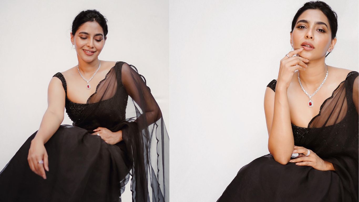 Aishwarya Lekshmi Pics: బ్లాక్ శారీలో మలయాళీ భామ.. ఐశ్వర్య అందాలకి మైండ్ బ్లాక్!