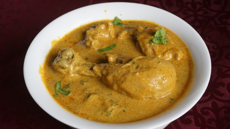 Chicken Kurma : చికెన్ తో కుర్మాను ఎప్పుడైనా ట్రై చేశారా?.. టేస్ట్ వేరే లెవల్..